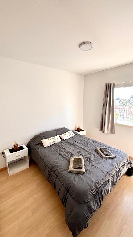 a bedroom with a large bed and a window at Amoblado Temporal M&S 5 M in Neuquén