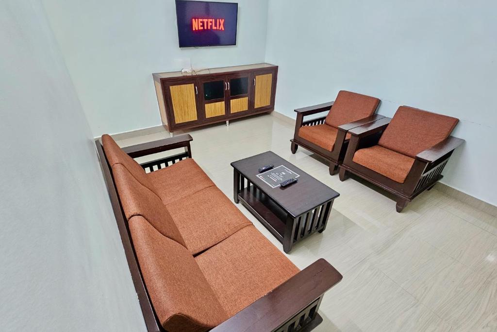 TrueLife Comfort Inn - Near PS4 veg restaurant - On way to Balaji Temple - 2BHK AC apartments - Coffee Tea Milk - Fast WiFi, Kitchen, Dining, Android TV, Parking - Easy access to Airport, Railway Station and to all Temples - Top service with lots of Love photo