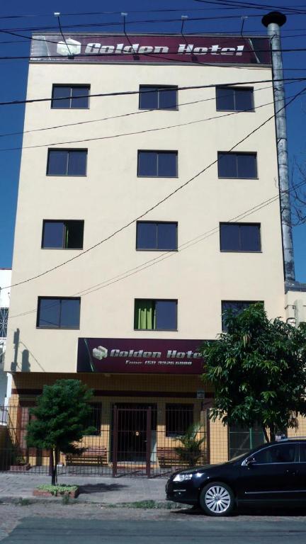 a building with a car parked in front of it at Golden Hotel Ltda - Próximo a DPM, Aeroporto, Rodoviaria Porto Alegre, Arena do Grêmio in Porto Alegre
