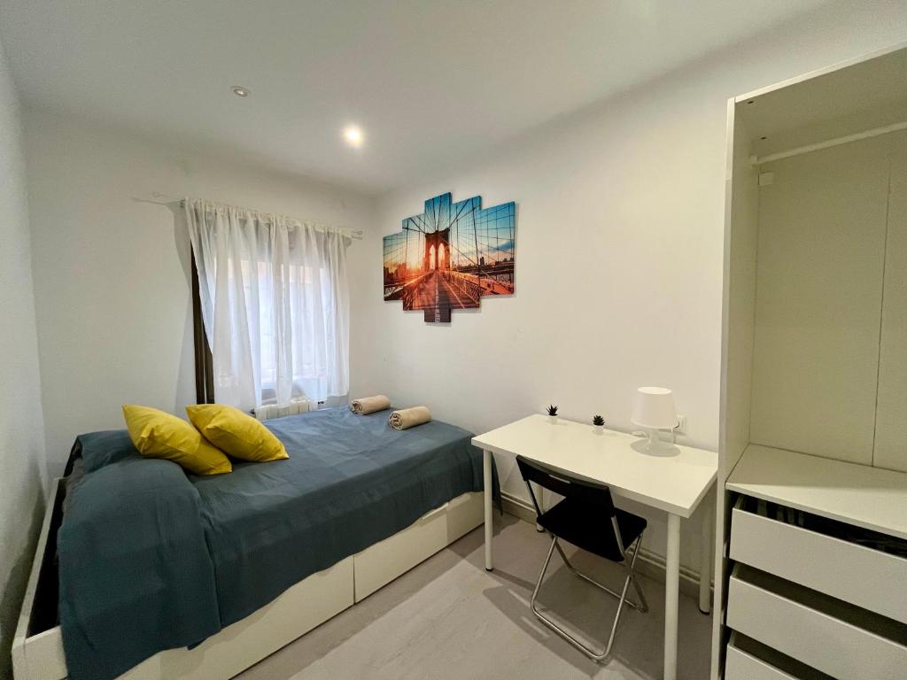 a bedroom with a bed and a desk in it at Habitación privada en apartamento compartido junto al Aeropuerto y Fira Barcelona in El Prat de Llobregat