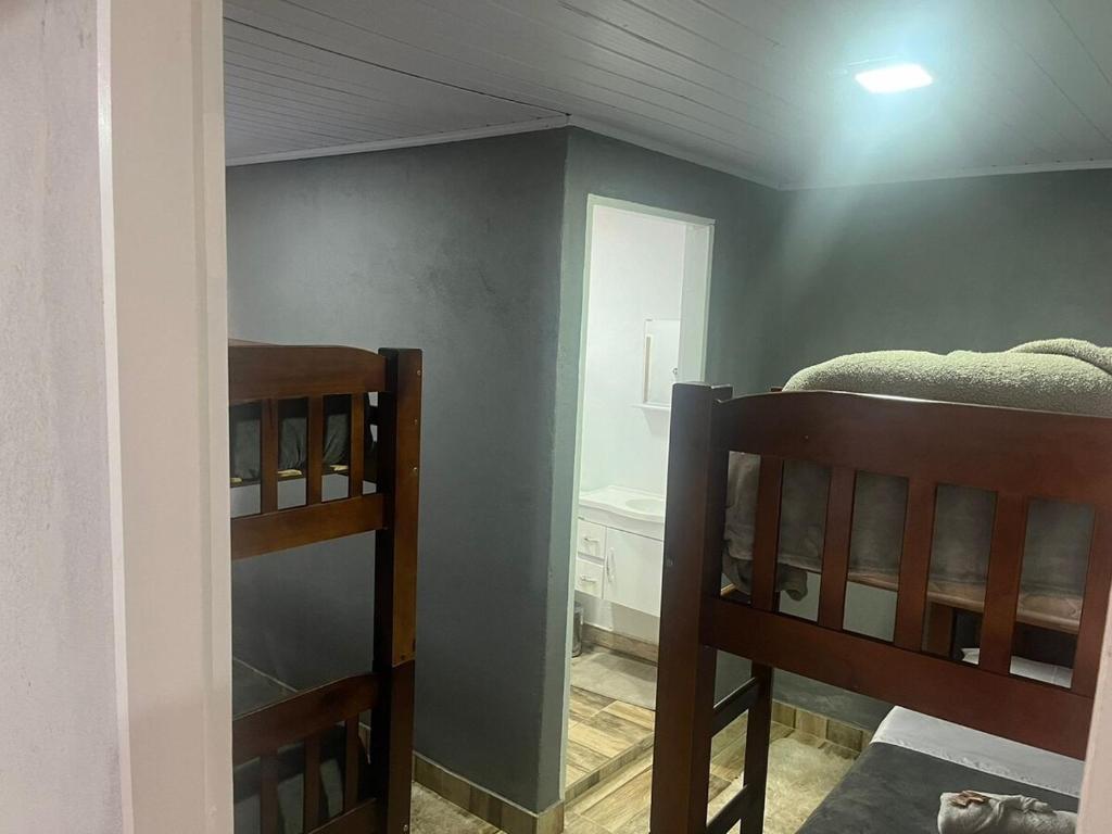 Quarto n°7 de solteiro acomoda 4 pessoas