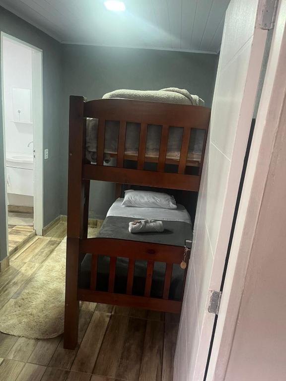 Quarto n°7 de solteiro acomoda 4 pessoas