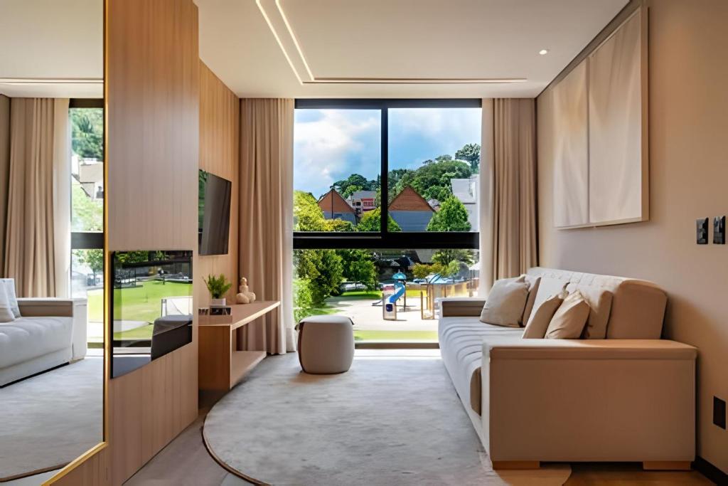 a bedroom with a bed and a large window at 2-suite apartment just a few meters from Rua Coberta. in Gramado