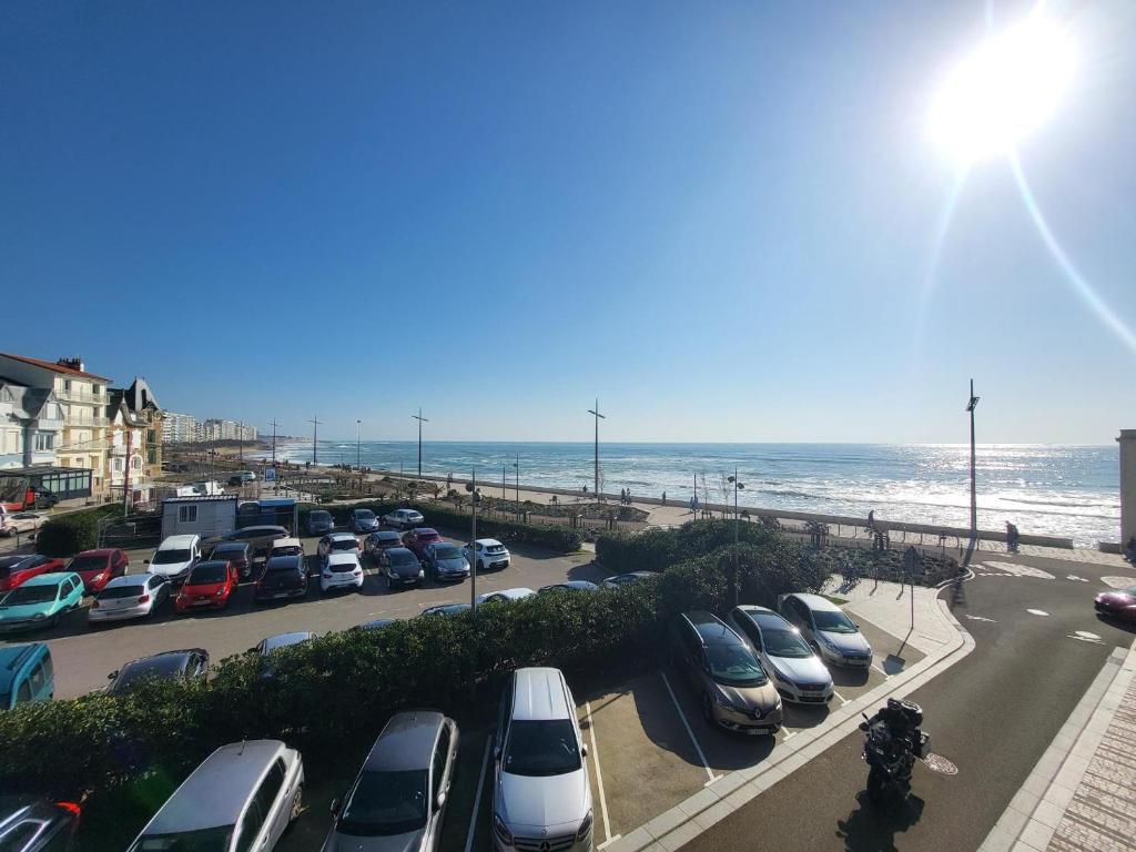 Studio neuf proche plage et commerces, balcon vue mer