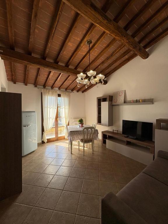 a living room with a table and a dining room at Mary's House in Guardistallo