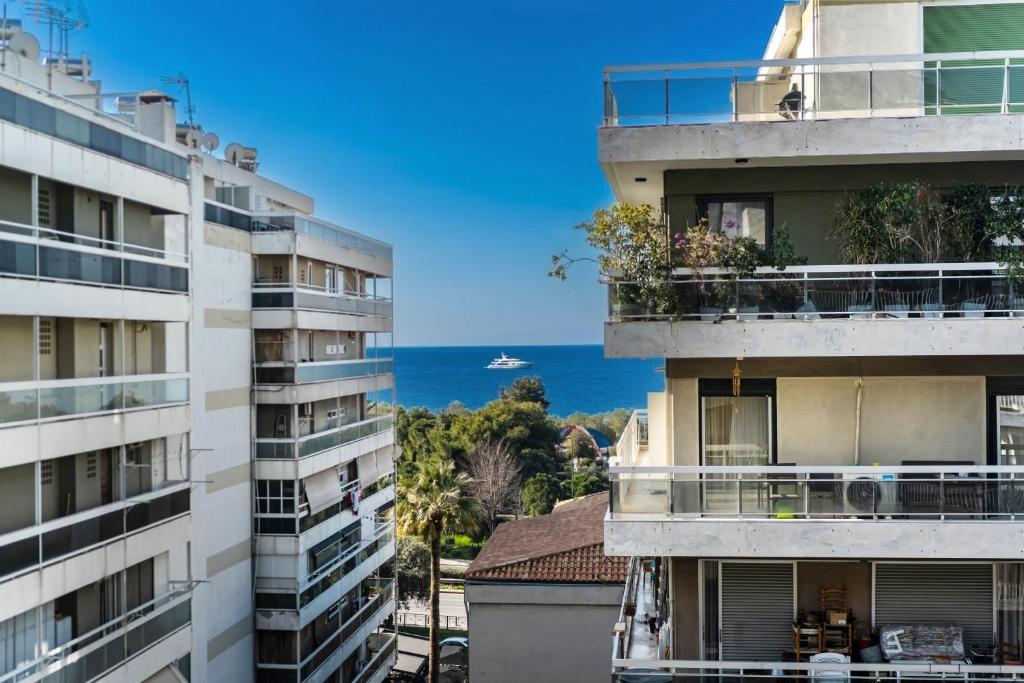 Athenean Modern Escape near Marina Floisvos