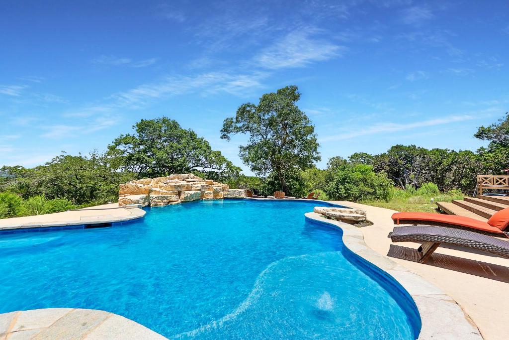 ein großes Schwimmbecken mit zwei Liegestühlen und einem Schwimmbecken in der Unterkunft C L Ranch in Fischer