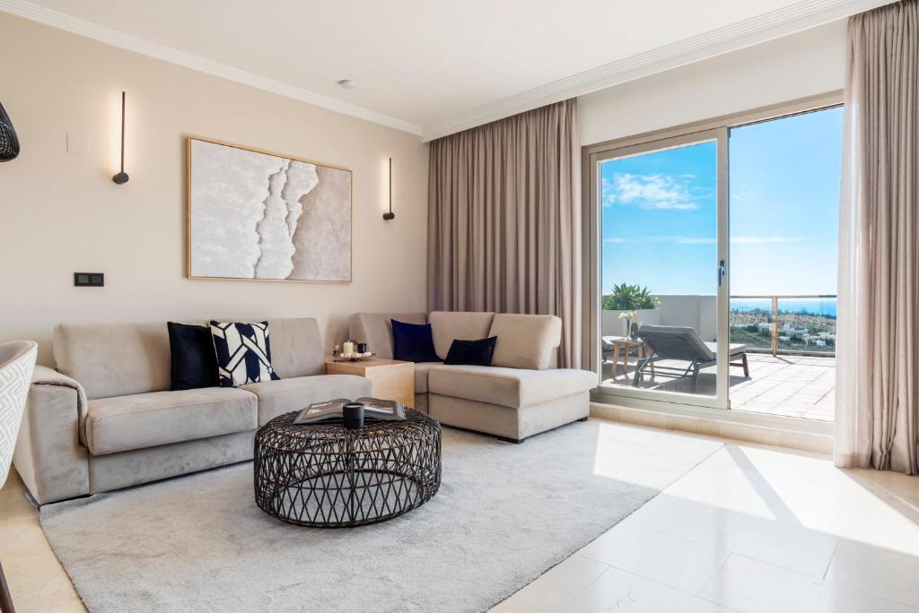 Luxury 2BR Penthouse - Rooftop, Pool, Sea Views