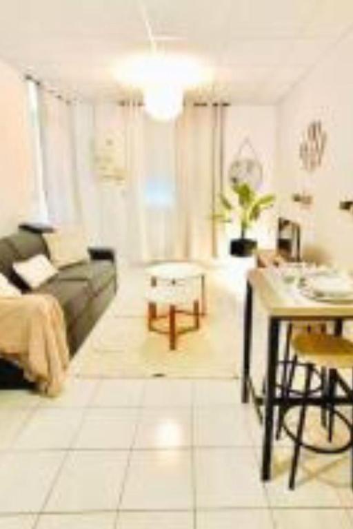 Savana Lodge, Wi-Fi, Parking Privé et Calme, Sortie 12 ChanaS - Housity