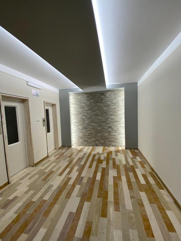 an empty room with a stone wall in the ceiling at Indy Sea Home in Lido degli Estensi