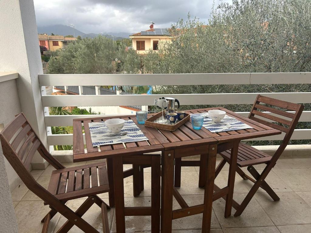 a wooden table and two chairs on a balcony at Casa vacanza Cipria in Olìa Speciosa