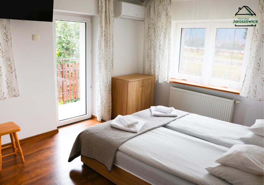 Noclegi Jaroszowice - Family Room With Balcony