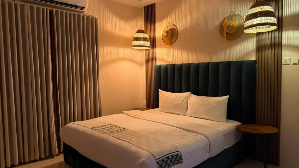 a bedroom with a large bed with a black headboard at نوليتا للشقق الفندقية in Abha