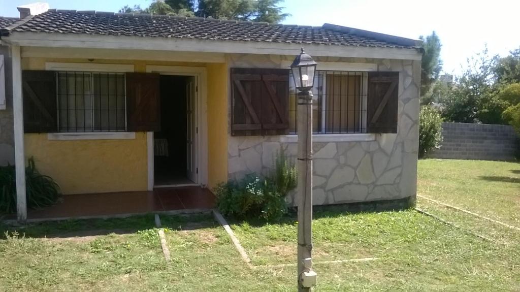 a small house with a street light in front of it at Complejo San Eduardo, Chapadmalal in Colonia Chapadmalal