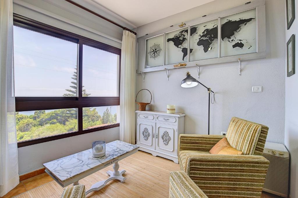 a living room with a couch and a table at VV La Karajita in Mazo