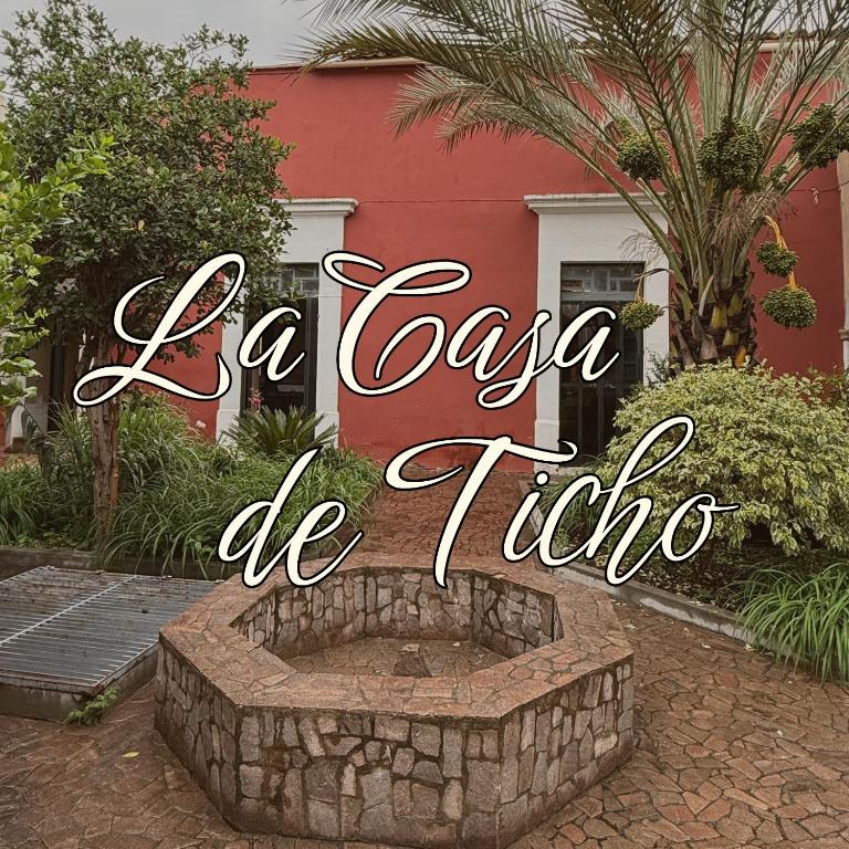 a sign that says la lagosa be triosa in front of a house at La Casa de Ticho in Mascota