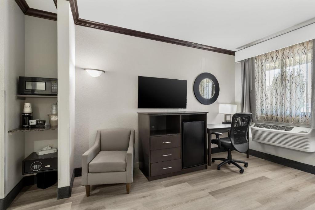 Best Western Asheville-Blue Ridge Parkway photo