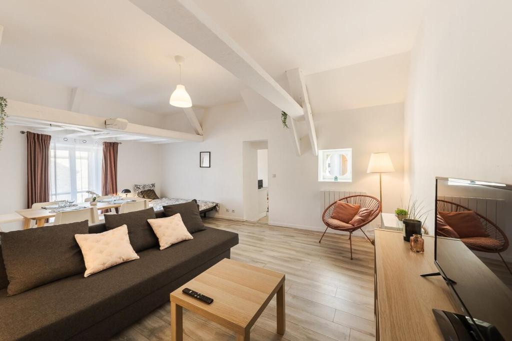 a living room with a couch and a table at La porte de Moret in Moret-sur-Loing