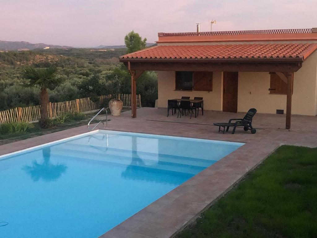 a swimming pool in front of a house at Masia La Sort in Riba-roja d'Ebre