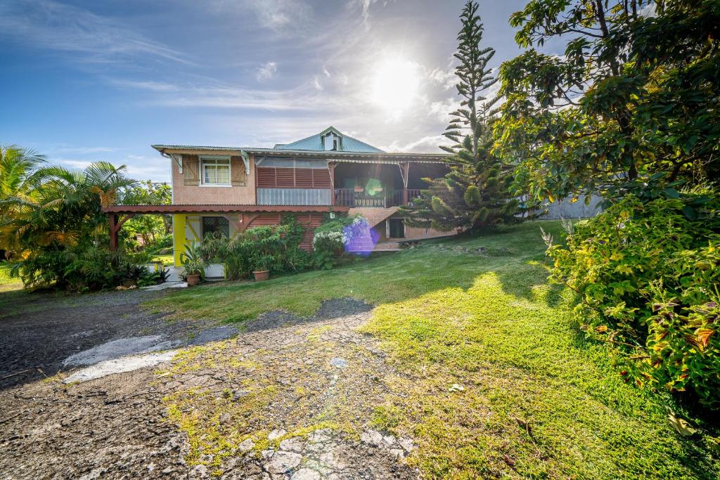 a large house with a yard with a driveway at KazAKaty in Trois-Rivières