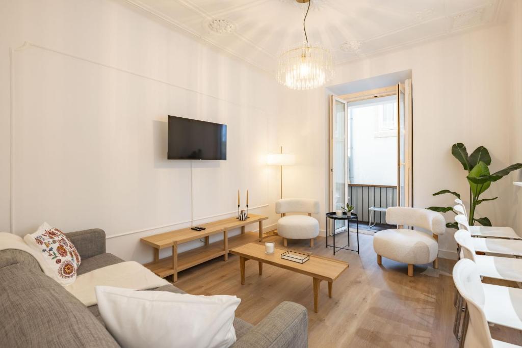 Modern Central Haven 4 BR Sleeps 10 wAC