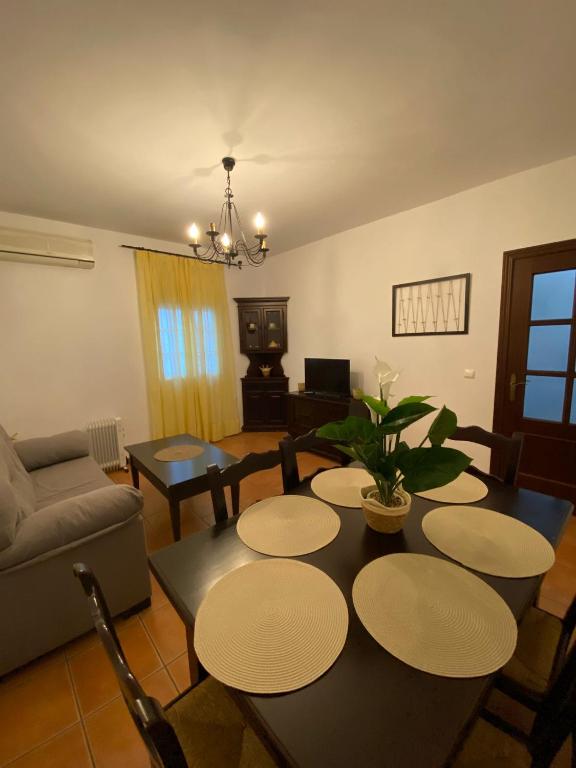 a living room with a table and chairs at Apartamento Tarramilla in Prado del Rey