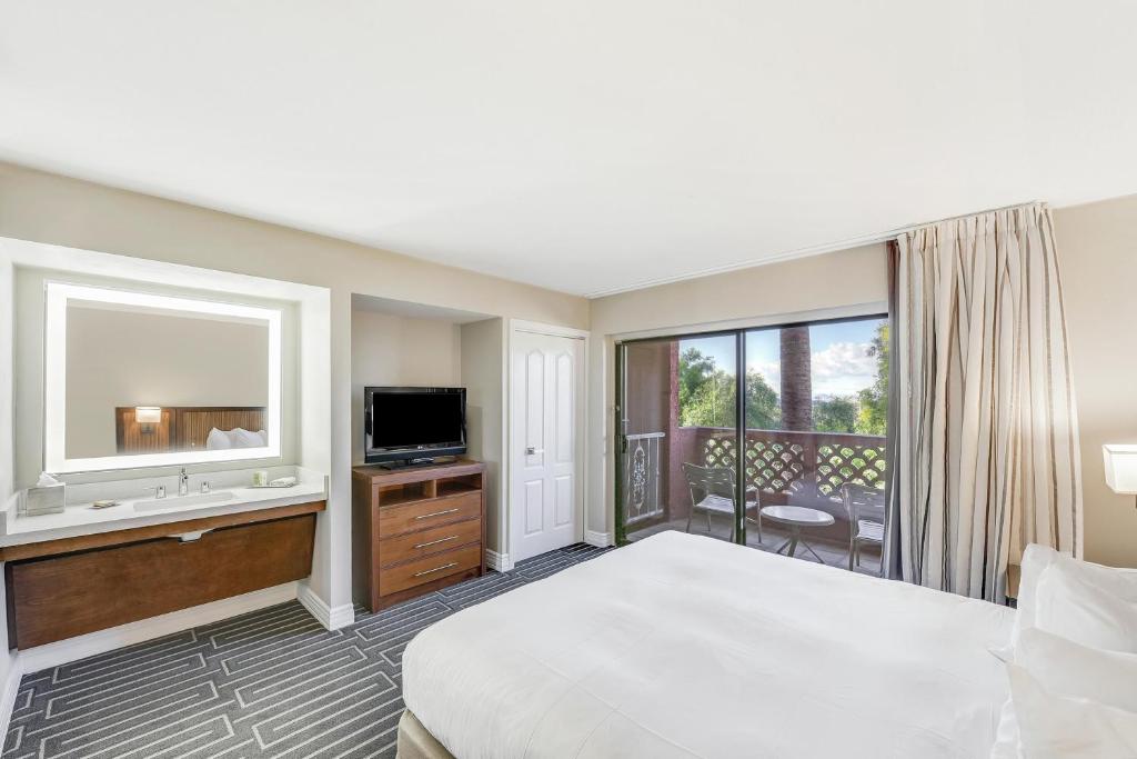 Hilton Phoenix Tapatio Cliffs Resort photo