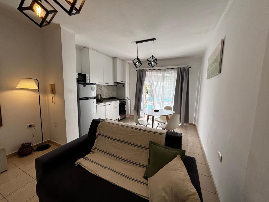 a living room with a couch and a kitchen at Casa serena apart in Paraná