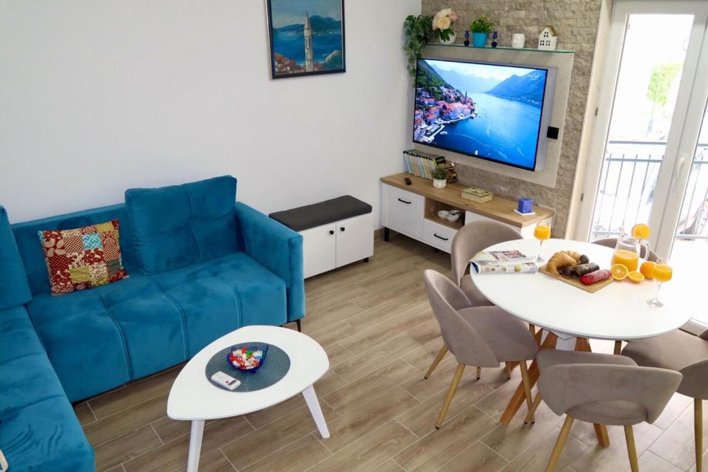 a living room with a blue couch and a table at Casa Bellora in Kamenari