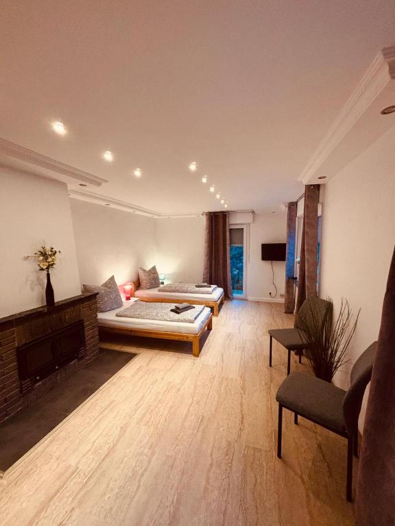 ein Wohnzimmer mit zwei Sofas und einem Kamin in der Unterkunft Altes Bierhaus Hotel Zimmervermietung in Arzbach