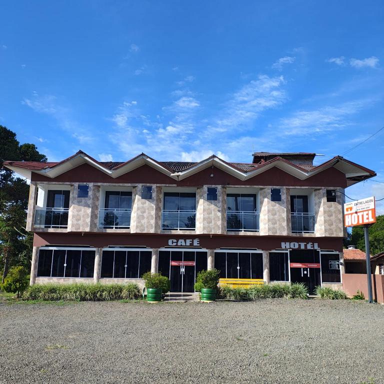 a large building with a cafe sign in front of it at Hotel Entre Lagos in São José do Cerrito