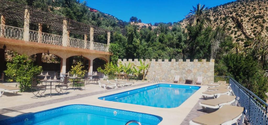 tifrit maison d'hôtes-Paradise valley في إيموزار دي عيدا و تنانه: منتجع به مسبح وجبل