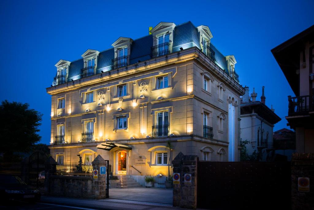 聖塞巴斯提安的住宿－拉格瑞酒店，一座白色的大建筑,灯火通明