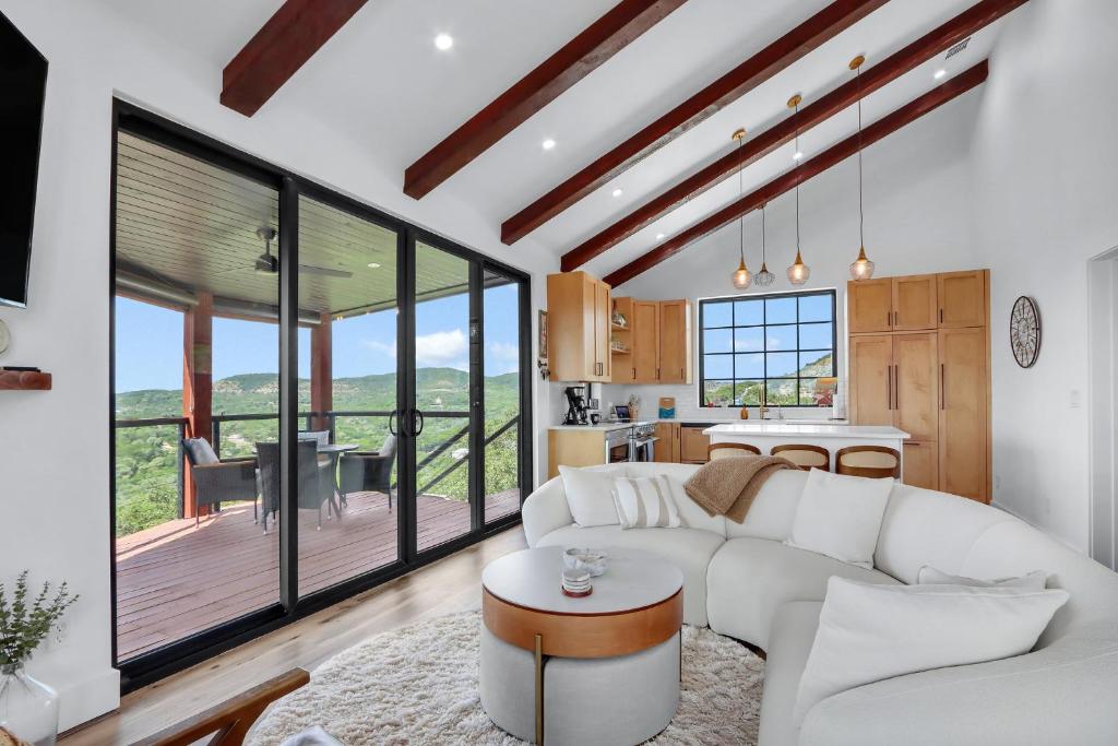a living room with a white couch and a kitchen at Canyon Tree House in Canyon Lake