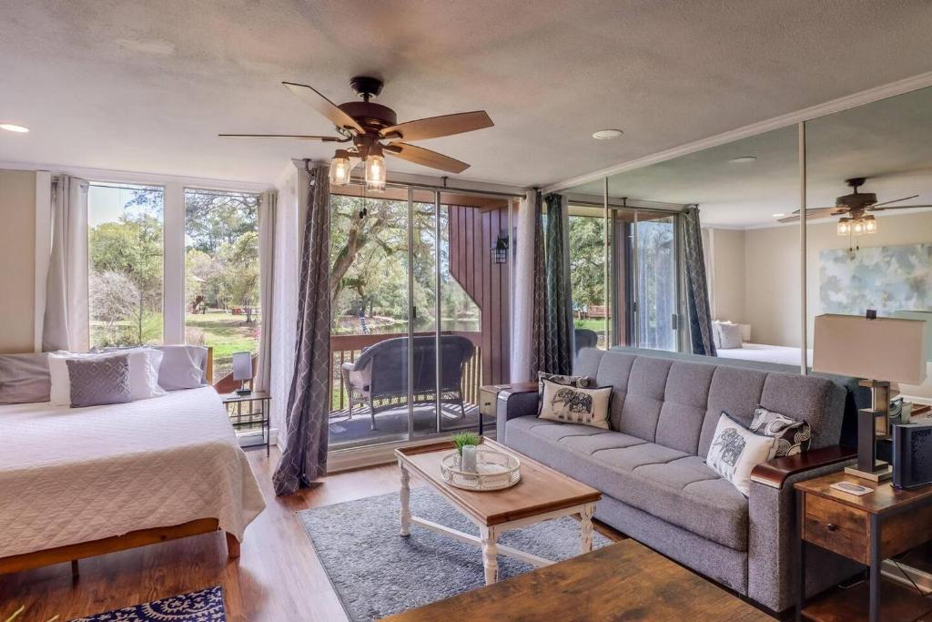 Gallery image of Lakeside Villa - Quite Location, walk to the Country Club in Diamondhead