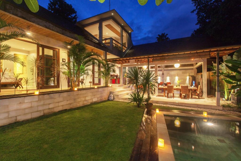a house with a backyard with a swimming pool at Villa Liang by Nagisa Bali in Seminyak