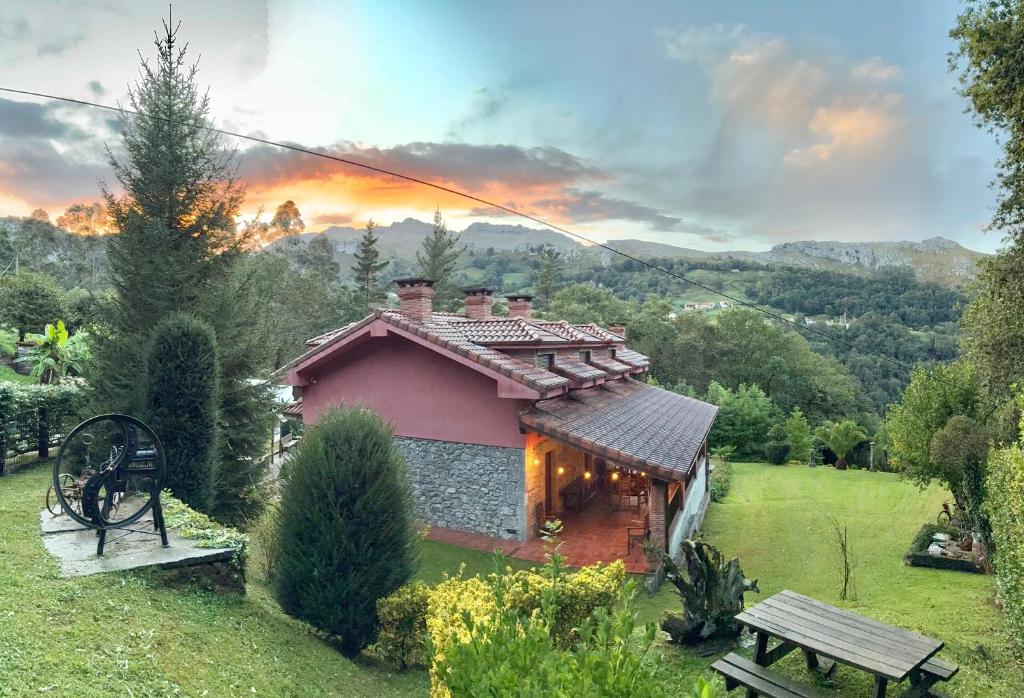 a small house in a field with a sunset at Apartamentos rurales FlordeLinto in La Cárcoba