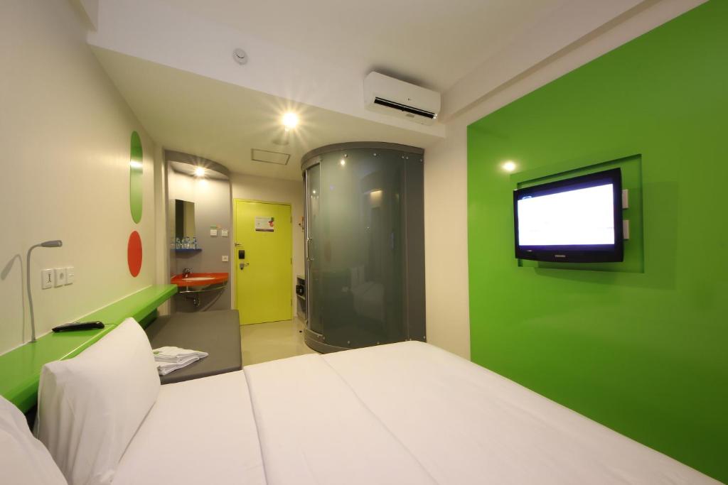 Postel nebo postele na pokoji v ubytování POP! Hotel Kuta Beach