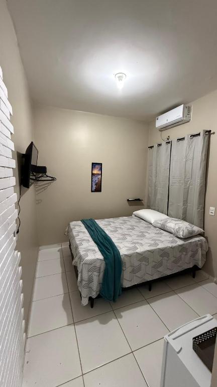 a bedroom with a bed in a room at Suíte aconchegante 2 in Nova Mutum