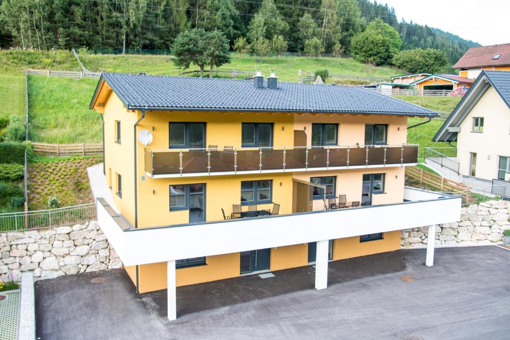 una vista aérea de un edificio amarillo en Bergblick-Planai - 5 Schlafzimmer plus eigene Sauna en Schladming