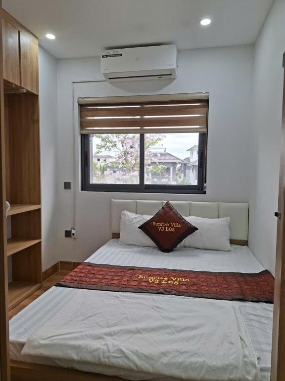 a large bed in a room with a window at V3L05-Sonasea Vân Đồn in Thâm Câu
