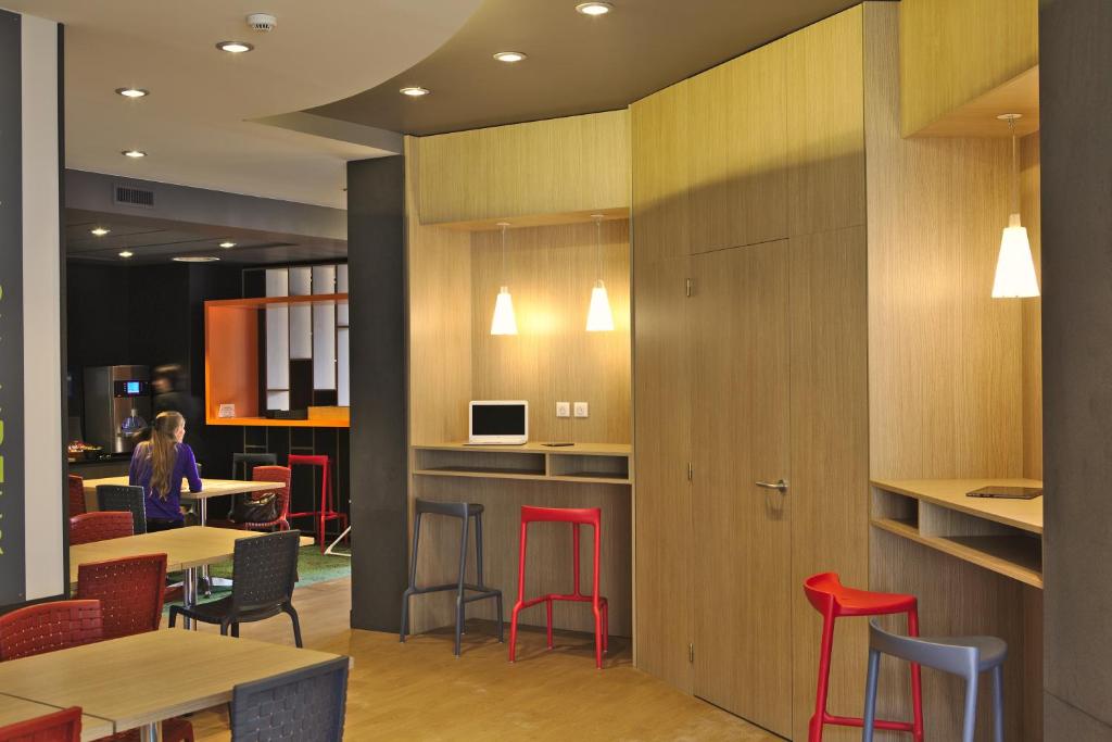 TV a/nebo společenská místnost v ubytování ibis Styles Moulins Centre