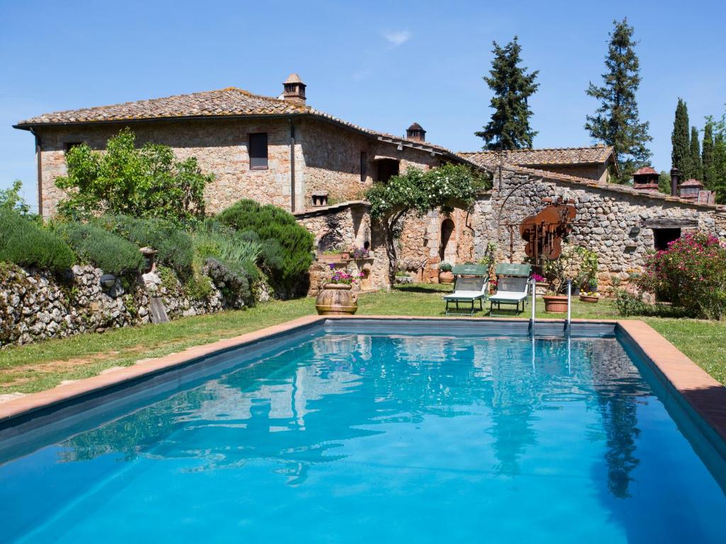 a swimming pool in front of a house at Novelleto in Monteriggioni