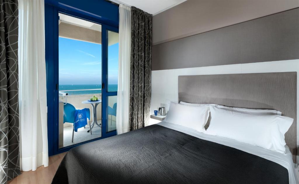 Postel nebo postele na pokoji v ubytování Hotel Baltic Riccione-Fronte Mare