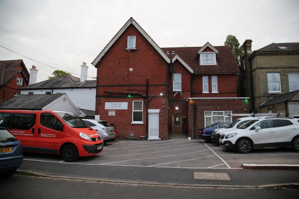 un estacionamiento con autos estacionados frente a una casa en A Gosport Inn, en Gosport