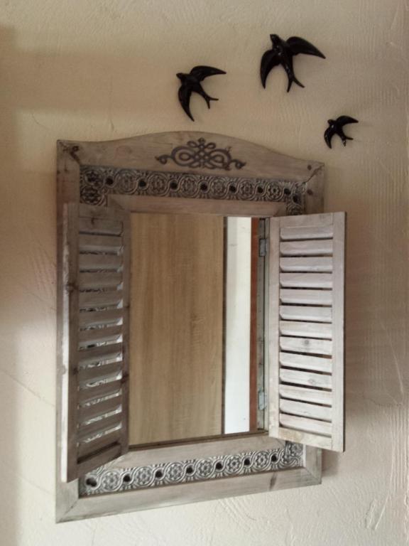 カブラスにあるCasa Zia Mariolinaの鳥の飛ぶ壁鏡