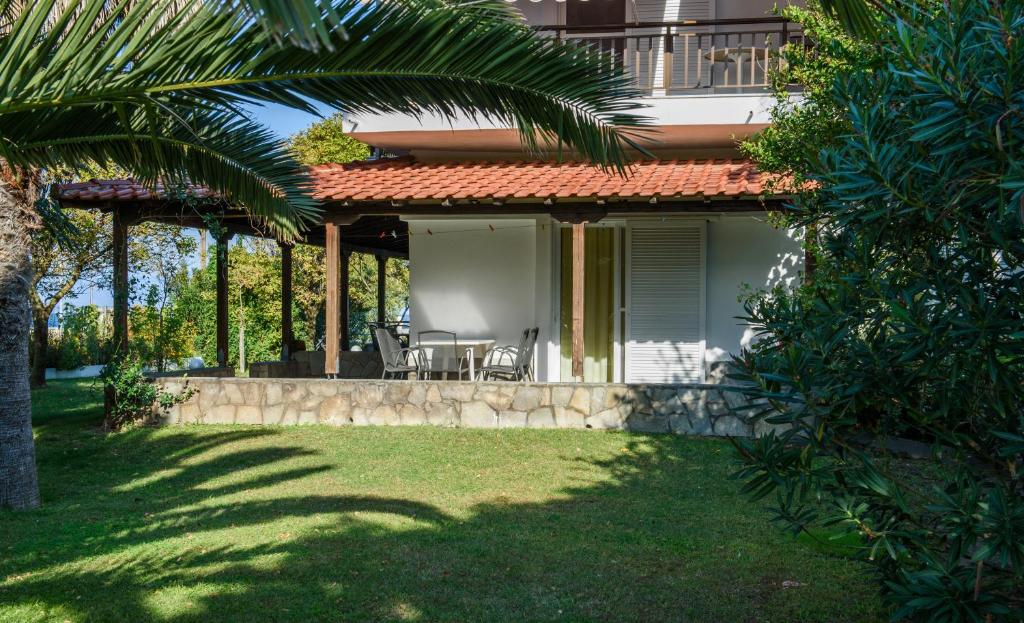 Ogród w obiekcie Linaraki Studios & Apartments SIKIA HALKIDIKI