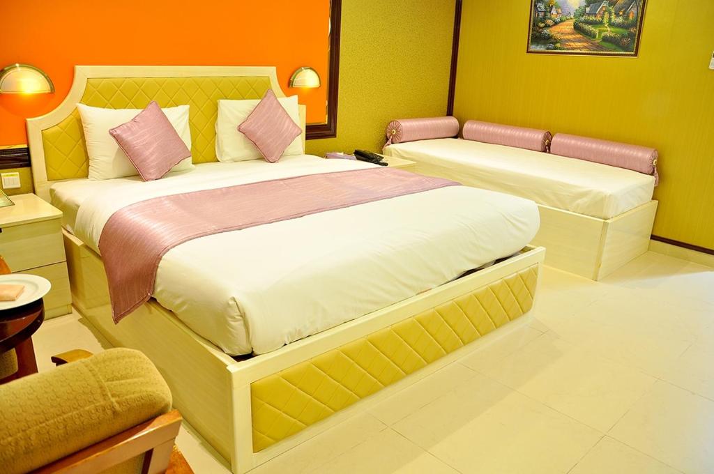 Postel nebo postele na pokoji v ubytování Bowshar International Hotel
