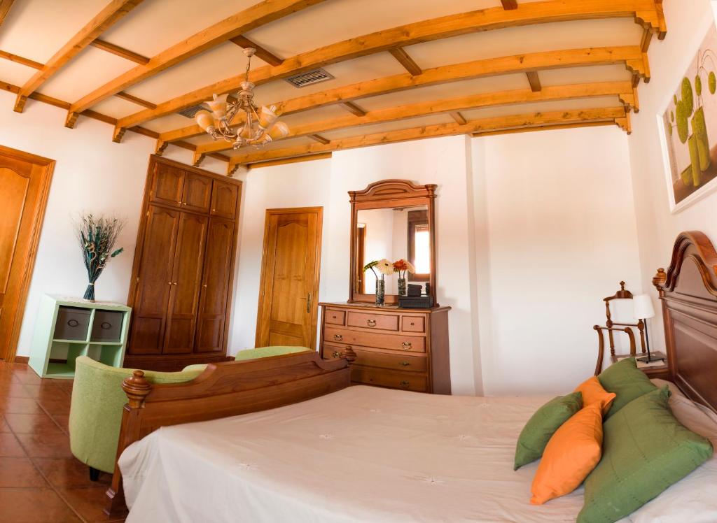 1 dormitorio con cama, tocador y espejo en Apartamentos Rurales El Prado, en Pinofranqueado