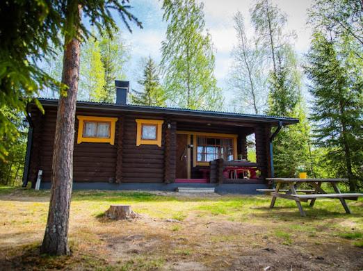 a log cabin with a picnic table in front of it at Eetuntupa in Keuruu